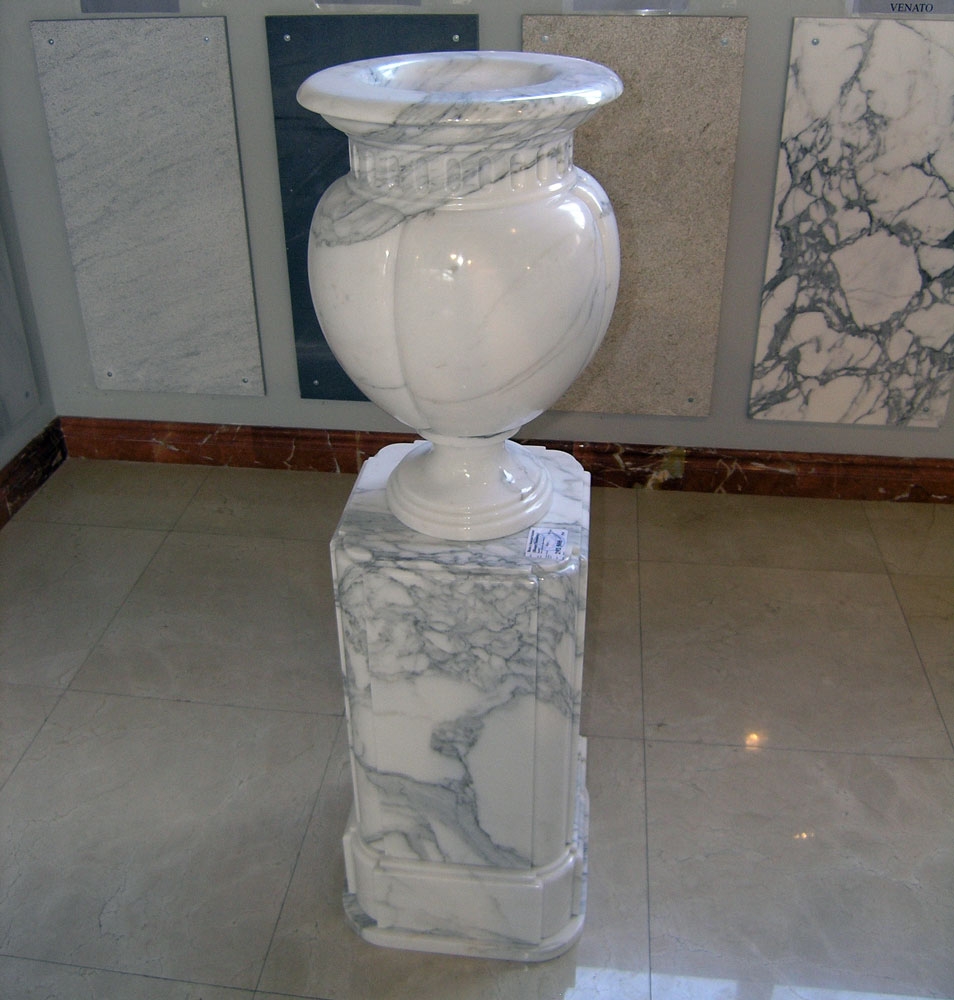 Ваза с пъедисталом из мрамора Blanco Statuario (Crumar) 