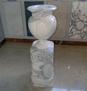 Ваза с пъедисталом из мрамора Blanco Statuario (Crumar) 